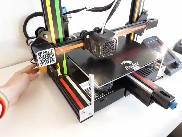 3D spausdintuvas su apšvietimu.