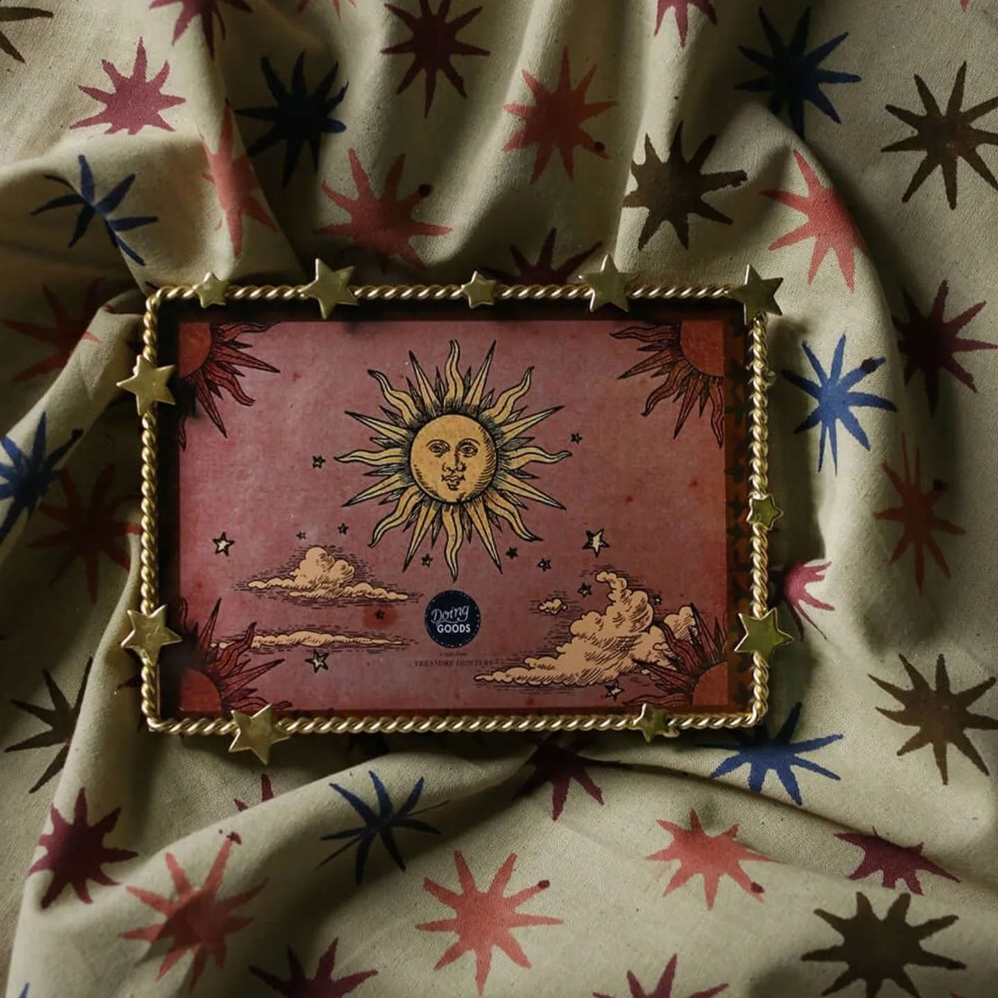 Pavyzdys: Iš metalinės vielos susuktos pynės rėmelis su žvaigždutėmis.