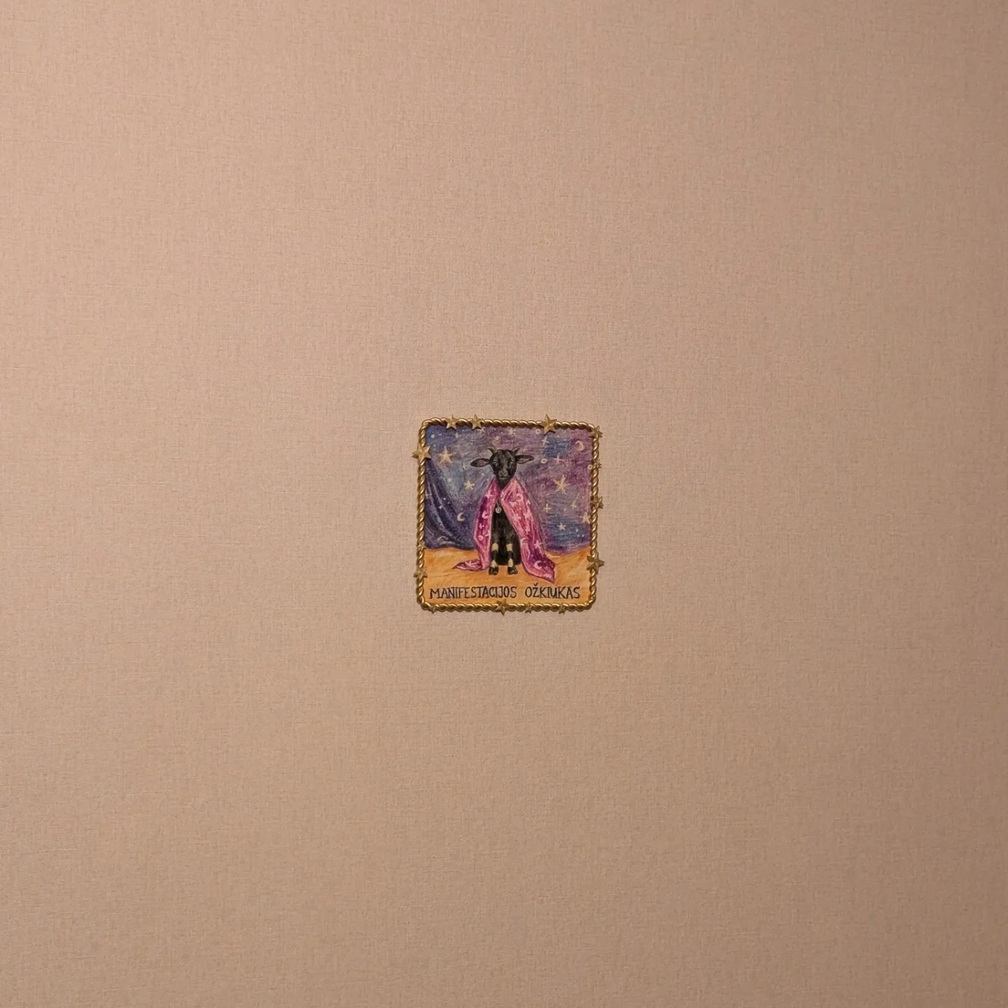 Užbaigtas rėmelis pakabintas ant sienos.