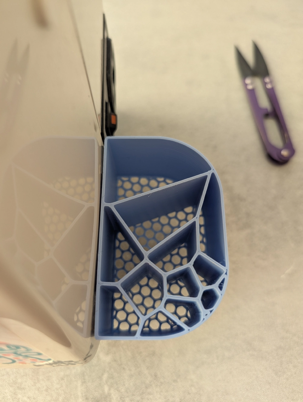 Realios Voronoi pieštukinės vaizdas iš viršaus, kur matosi šešiakampio tinklelio dugnas.