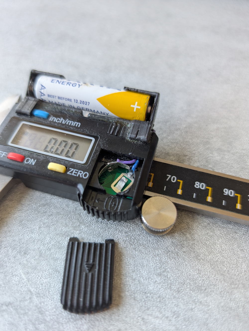 Gamyklinė LR44 baterijos vieta su prilituotais laidais prijungtais prie trijų A baterijos laikiklio.