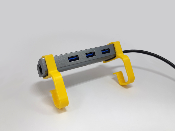 USB šakotuvas su 3D spausdintais laikikliais.