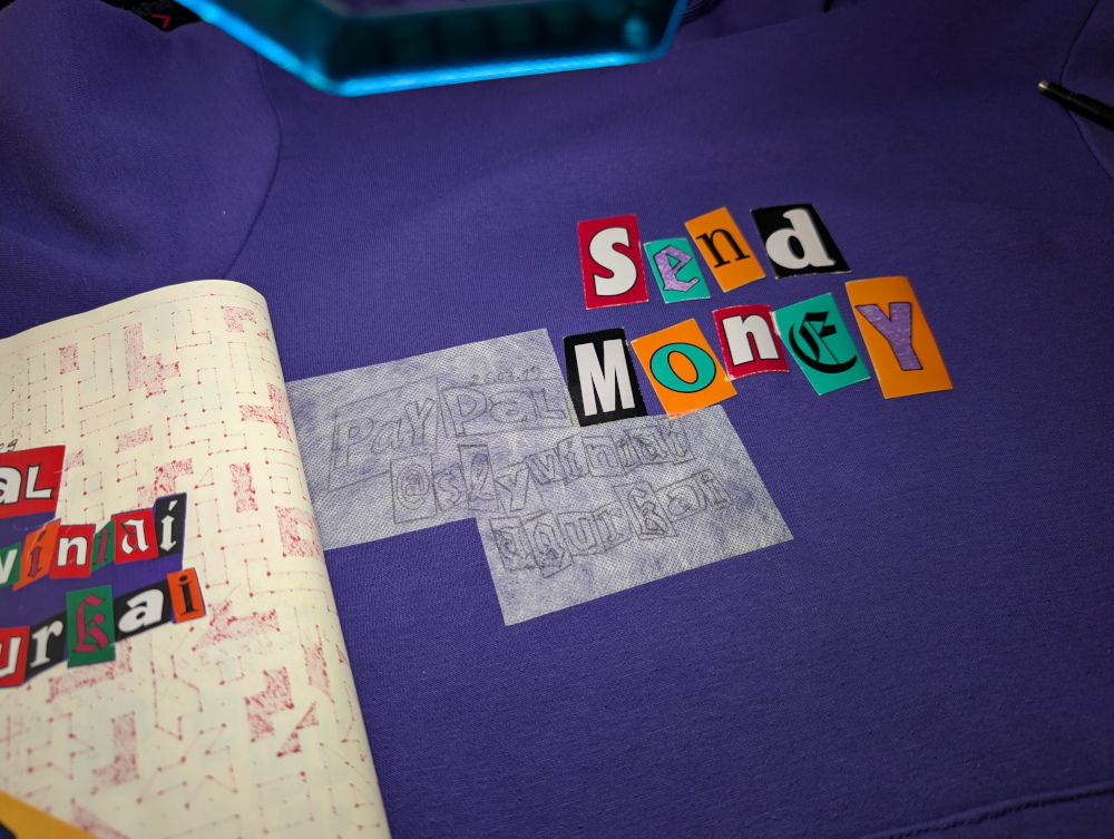 Antras emblemos siuvinėjimo etapas.