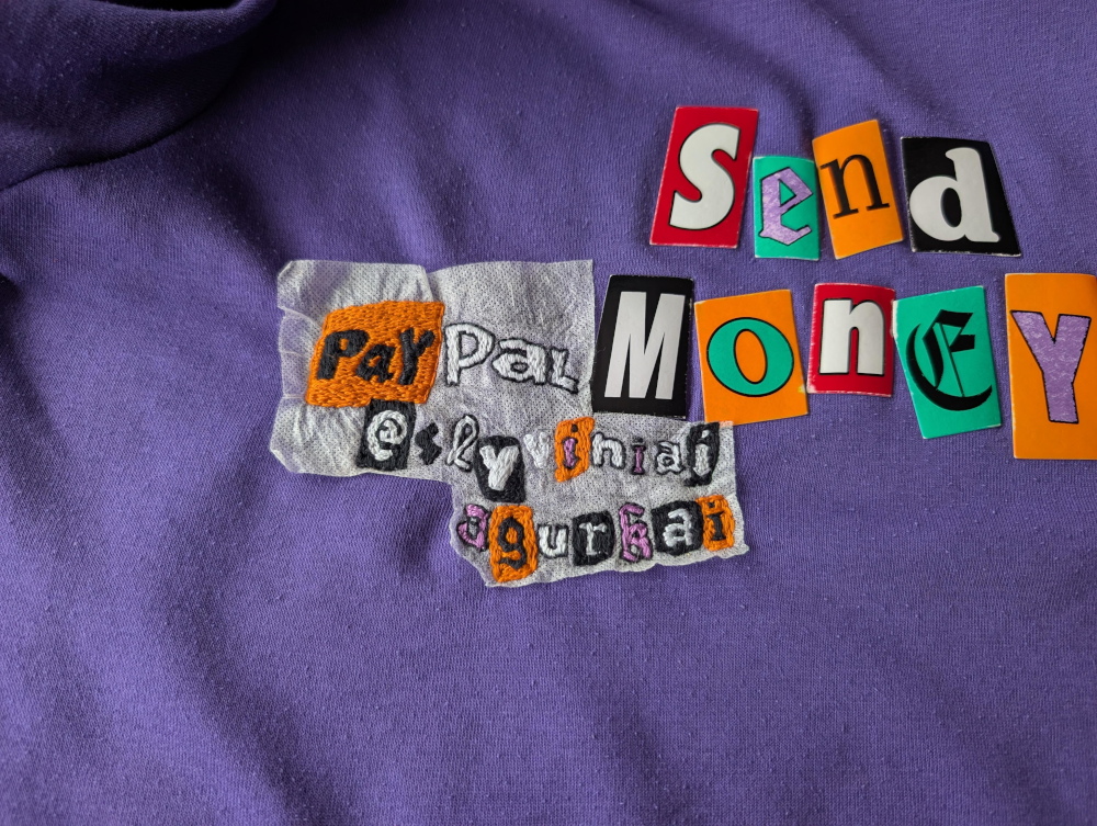 Penktas emblemos siuvinėjimo etapas.