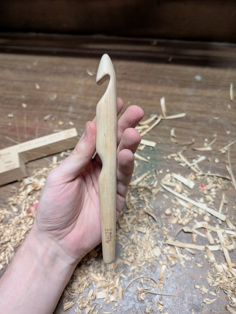 Ranka laiko užbaigtą dvidešimties milimetrų vąšelį.