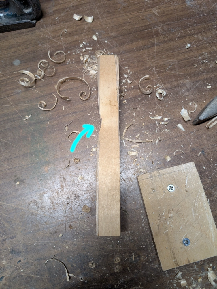 Medienos ruošinys pradėtas drožinėti.