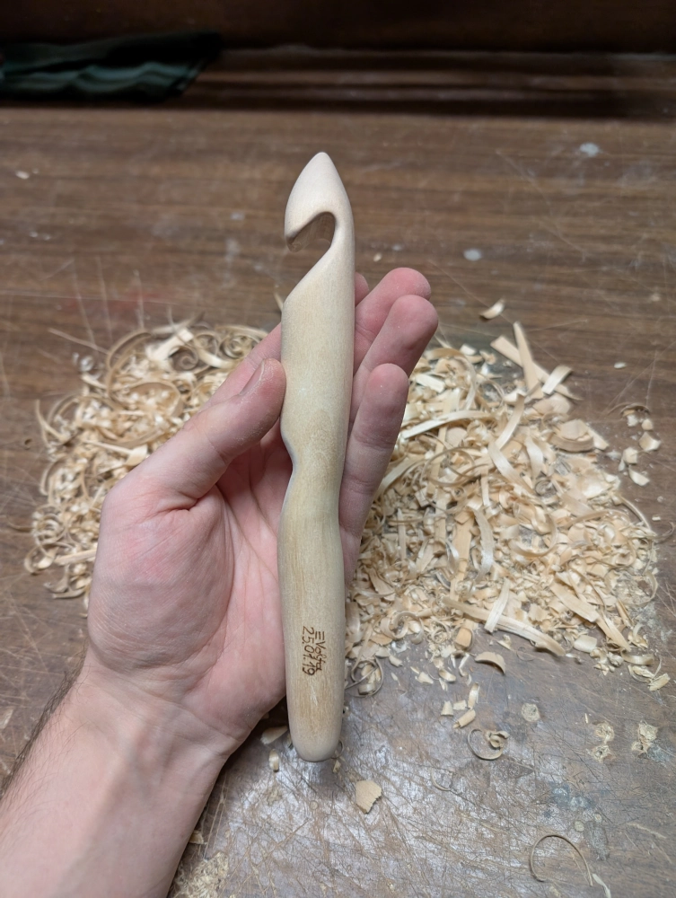 Ranka laiko užbaigtą dvidešimt penkių milimetrų vąšelį.