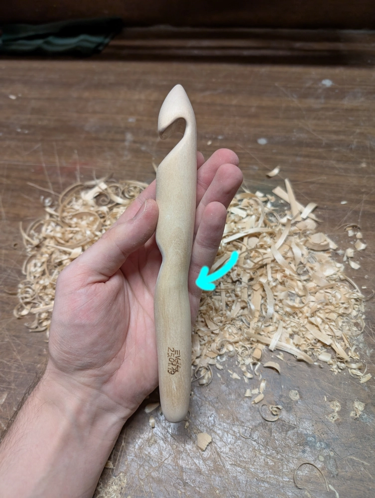 Ranka laiko 25 mm storio medinį vąšelį.