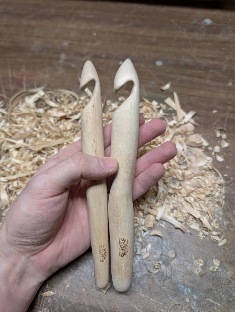 Ranka laiko du didelius medinius vąšelius.