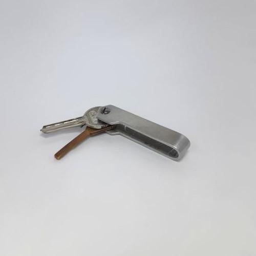 Aliumininis U formos raktų laikiklis su išstumtais raktais.