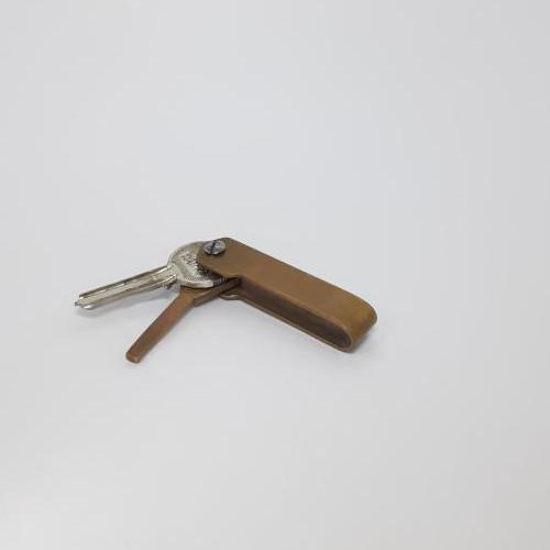 Varinis U formos raktų laikiklis su išstumtais raktais.