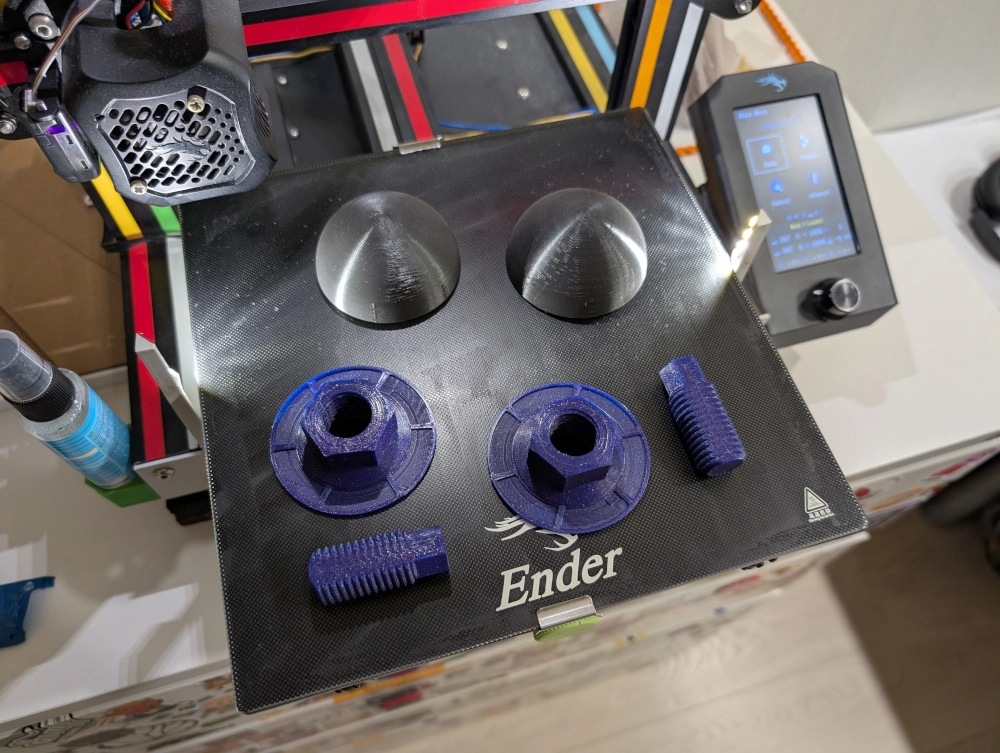 Ant 3D spausdintuvo pado padėtos 3D spausdintos didžiojo Grinčiuko akys.