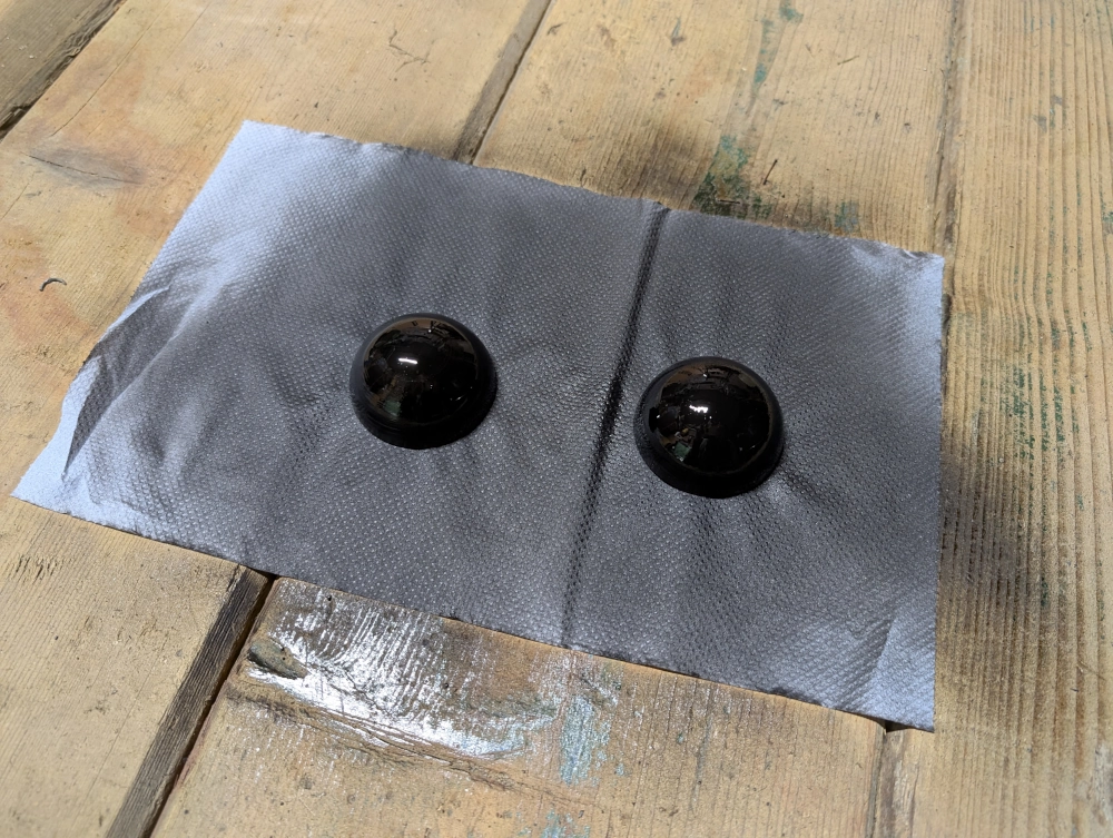 Juodais purškiamais dažais nupurkštos 3D spausdintos Grinčiuko akys.