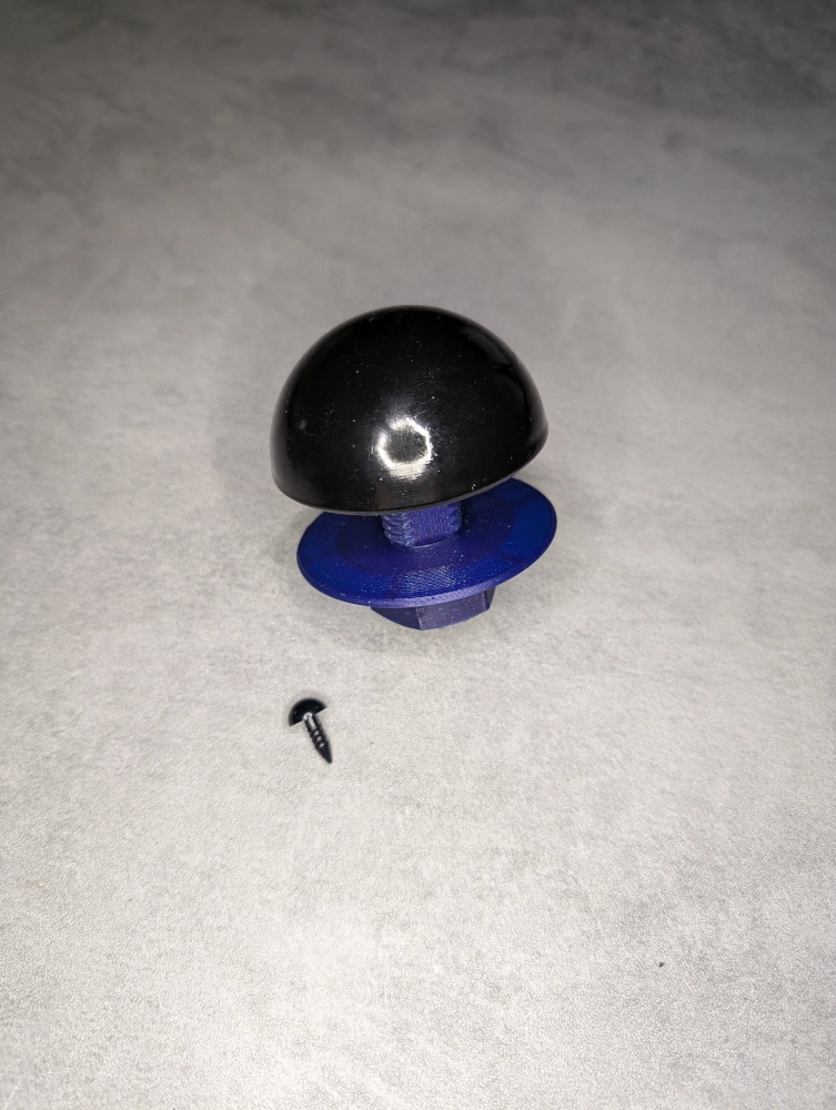 3D spausdinta didžiojo Grinčiuko akis su mažojo Grinčiuko akimi palyginimui.