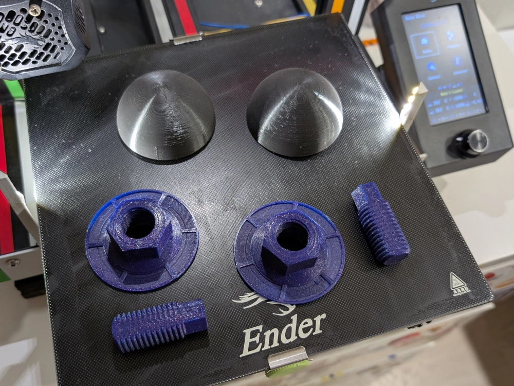 Ant 3D spausdintuvo pado padėtos 3D spausdintos Grinčiuko akys.