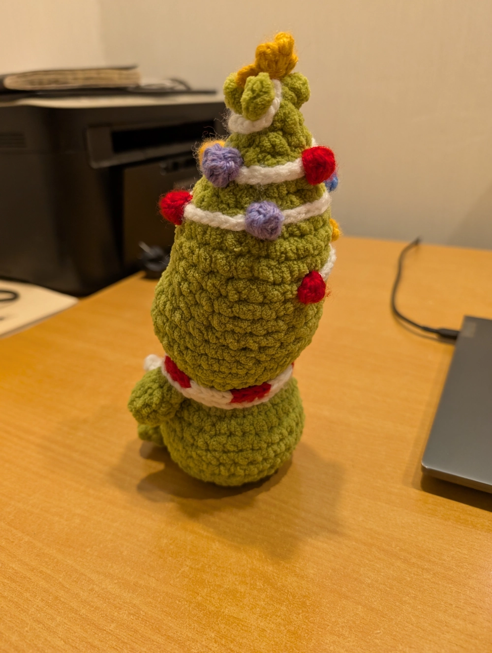 Ant stalo sėdintis Grinčiukas iš dešinio šono.